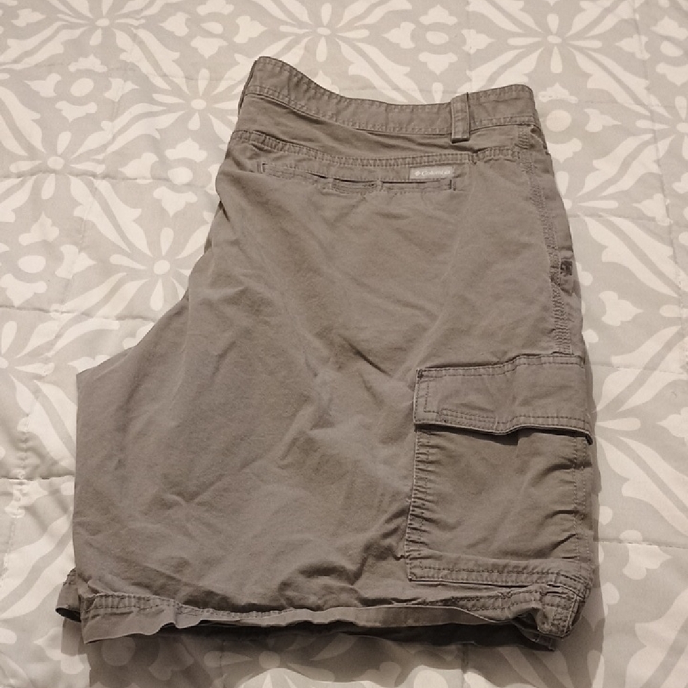 Columbia Men's Cargo Shorts in Gray